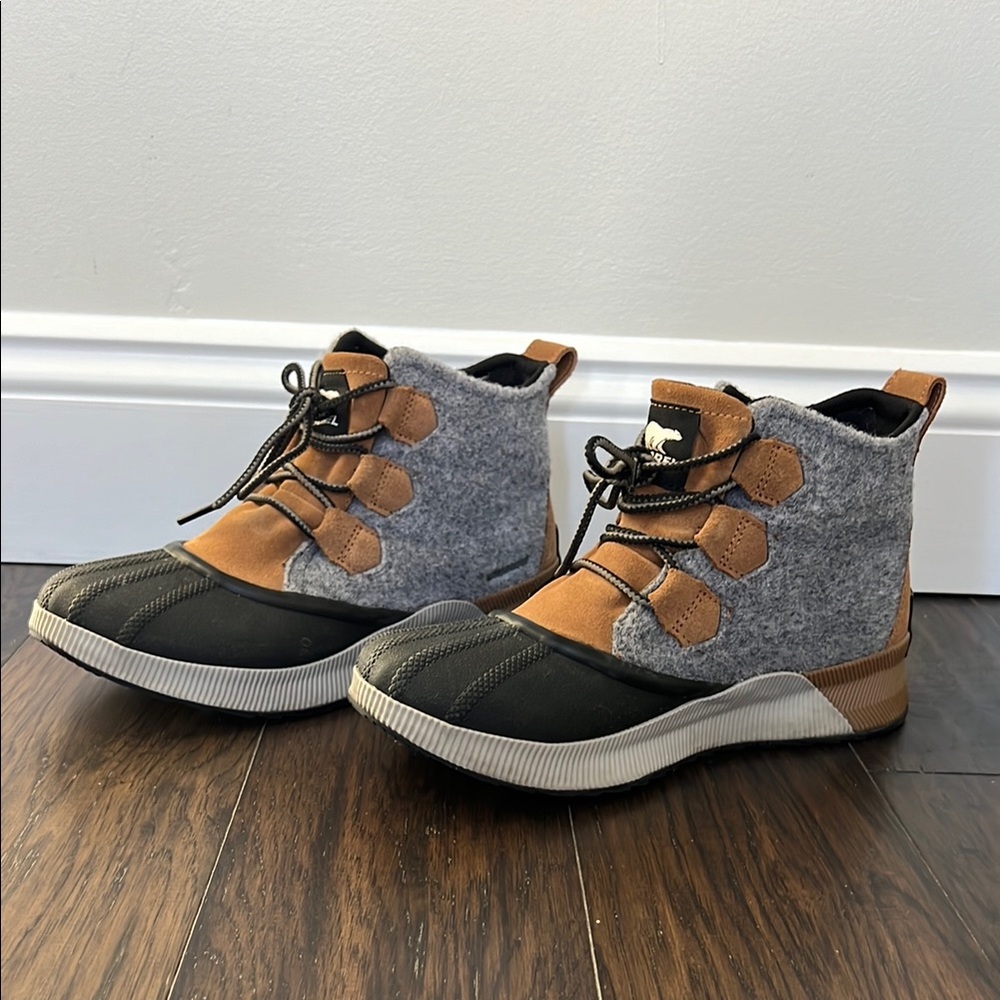 Sorel Out N About classic grey and tan womens boots size 9